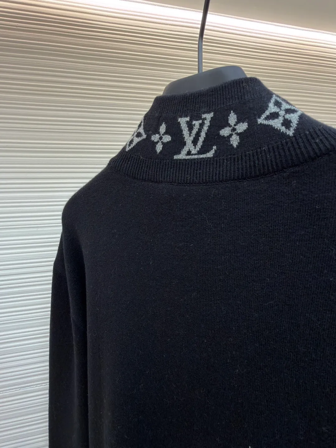 LOUIS VUITTON Wool knitted printed stand collar long sleeves ●Original version: Purchased and developed by 15953 ●Item number: 1681976-C05 ●Fabric: wool blended fabric ●Technology: knitting ●Color: black ●Version: fitted version ●Weight: about 670 grams ●Size: S-M-L-XL ●Description: Made of selected wool blended fabric, it feels soft and delicate and has good warmth retention. After special washing process, it presents a unique aged texture and soft color. The three-dimensional tailoring fits the body shape, and the stand-up collar design with smooth zipper closure makes it neat and stylish to wear. The collar and cuffs are decorated with the brand's iconic Monogram jacquard pattern, with exquisite details that highlight the brand's identity. The body of the garment adopts flat-turn open-stitching technology, the stitches are even and flat, and the lines are clear and smooth. The pockets on both sides are designed to be practical and beautiful, and the edges are reinforced to ensure durability. The ribbed design on the hem and cuffs is both windproof and warm and can modify your figure. The entire jacket embodies Louis Vuitton's ultimate pursuit of quality and craftsmanship from fabric selection, tailoring to detail processing. It not only retains the elegant style of classic items, but also incorporates modern design language, making it suitable for various occasions and showing a low-key and luxurious fashion attitude. The overall wiring is straight and delicate, the fabric is comfortable and soft, and the color is consistent without color difference. It can be matched with the same style to create a fashionable look and control various occasions. Customized accessories, complete with three standards, same style for men and women!